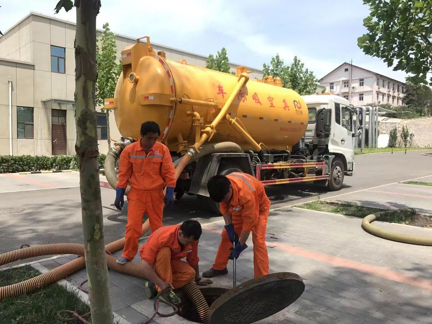 南丰镇化粪池清理与5-8吨吸粪车施工效率分析